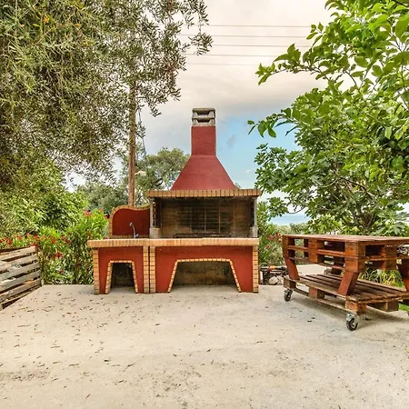 Apartmán Alesti House With Garden And Private Access