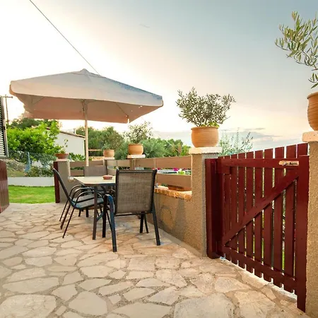 Апартаменты Alesti House With Garden And Private Access
