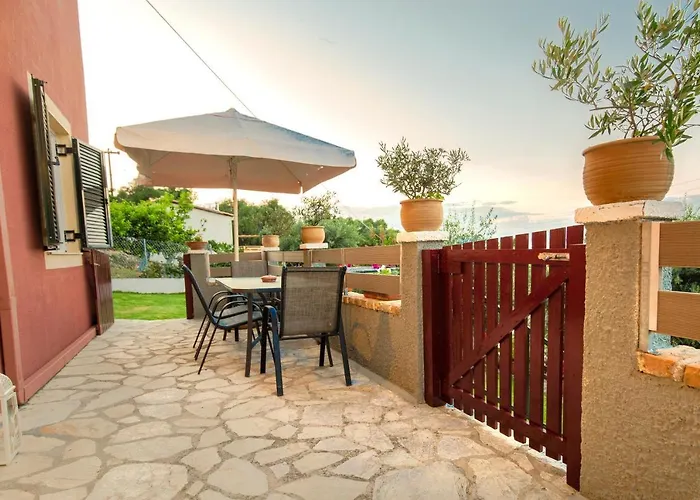 شقة Alesti House With Garden And Private Access